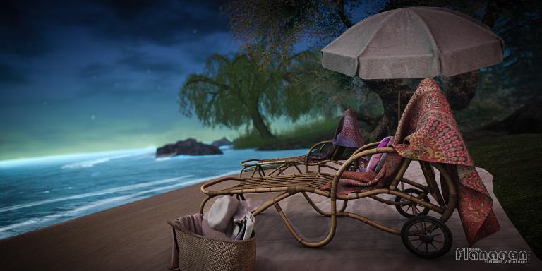 Zwei Rattan-Liegen mit Decken unter einem Sonnenschirm am nächtlichen Strand, Greenmann Farhaven in Second Life