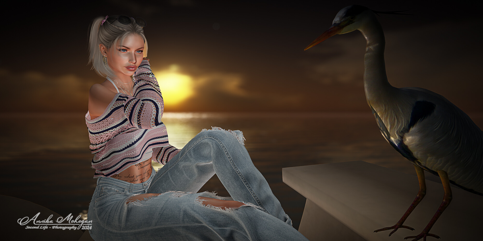 Das Bild zeigt die im Abendlicht, an einem Strand sitzende Annika in ein gestreiften, bauchfreien Wolltop und Jeans mit Blick auf einem Storch