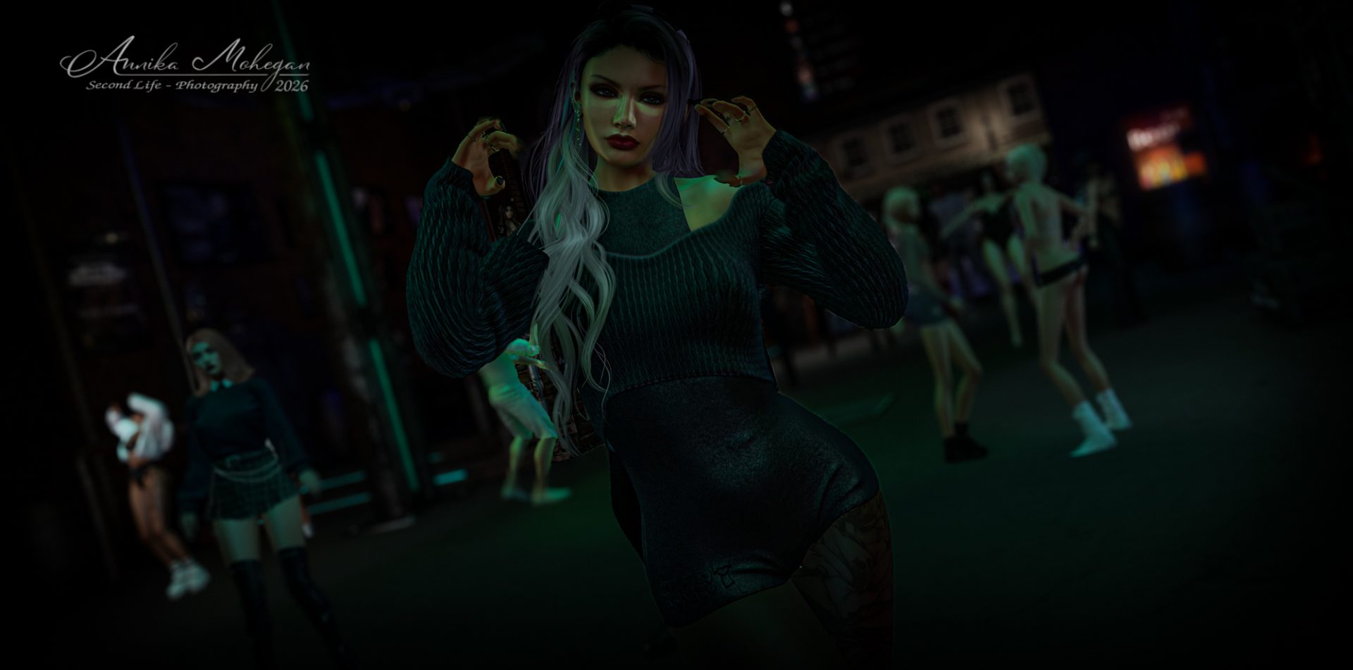 Annika mit langem silbernem Haar tanzt im grünen Neonlicht des Clubs Warehouse 21, in Rippenpullover und kurzem Rock von [FLIRT]
