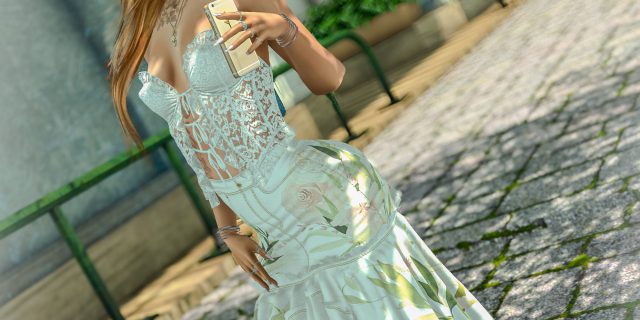 Annika in ganzer Figur auf der Promenade von Nazamur Marina Bay – adorsy Cherry Top über dem geblümten Callista Skirt von Salt & Pepper, Sonnenbrille im Haar