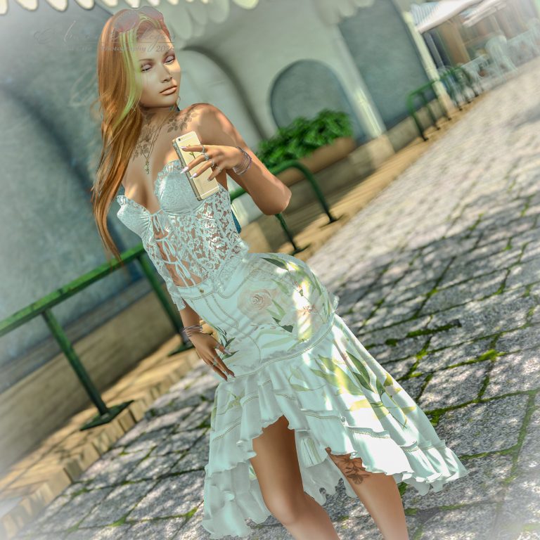 Annika in ganzer Figur auf der Promenade von Nazamur Marina Bay – adorsy Cherry Top über dem geblümten Callista Skirt von Salt & Pepper, Sonnenbrille im Haar