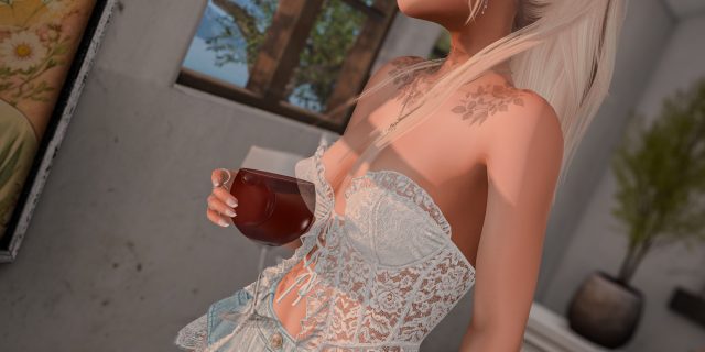 Annika im Profil vor dem Fenster von Le Monde Perdu – geschürtes Spitzenkorsett Cherry von adorsy, Jeansshorts mit Spitzenbesatz und hoher blonder Pferdeschwanz