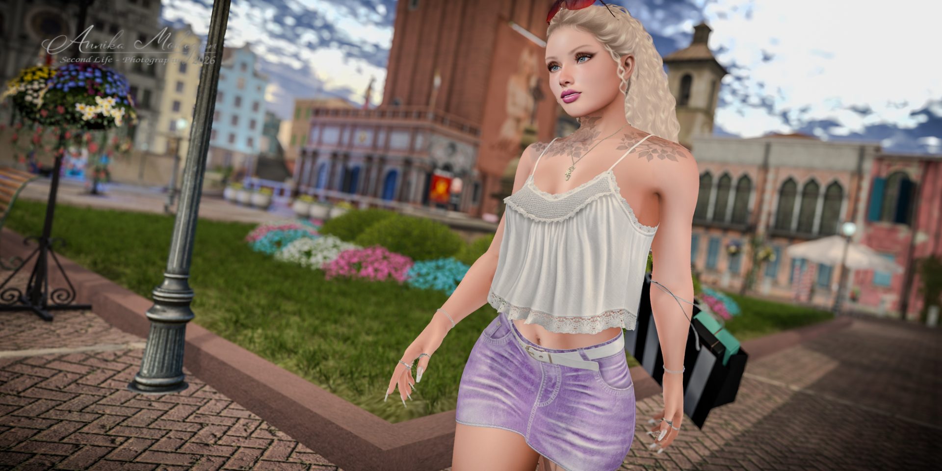 Annika Mohegan im lila Jeansrock Melanie von Carols und weissem Spitzentop, mit Einkaufstueten beim Stadtbummel auf Venesia