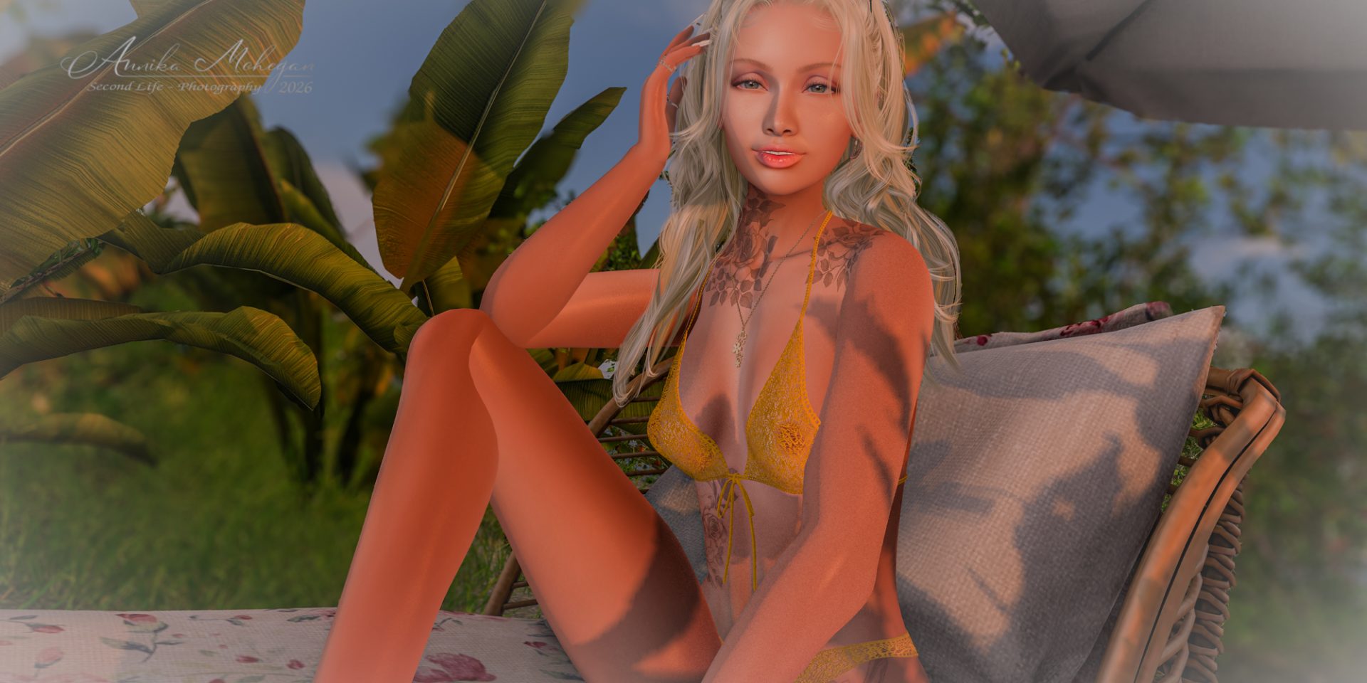 Annika Mohegan im gelben Spitzenbikini Mirella von Carols mit halbtransparentem Sarong auf einer Liege zwischen Bananenstauden auf Twelve Dreams