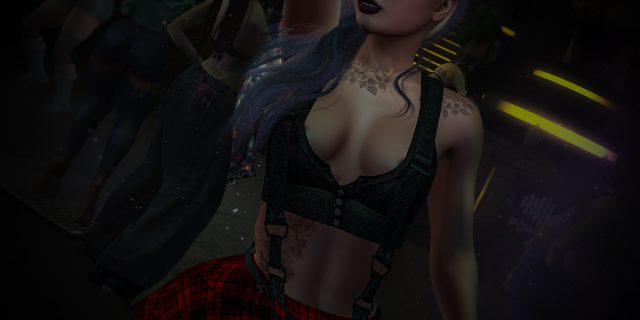 Annika Mohegan im Kelsey-Look von Casadel: schwarzes Bustier mit Hosenträgern und rot karierter Faltenrock, fotografiert im Club Warehouse 21 in Second Life
