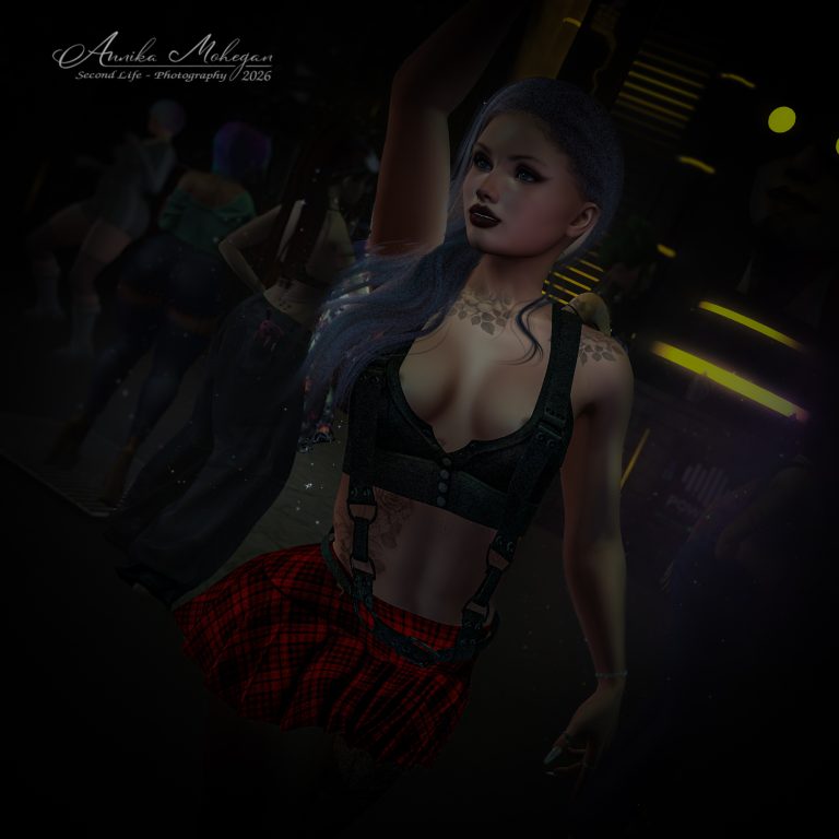 Annika Mohegan im Kelsey-Look von Casadel: schwarzes Bustier mit Hosenträgern und rot karierter Faltenrock, fotografiert im Club Warehouse 21 in Second Life