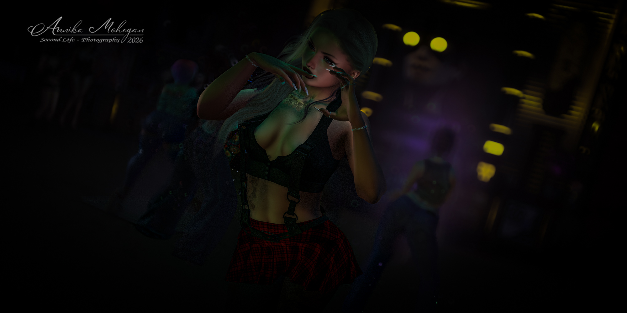 Annika Mohegan im Kelsey-Look von Casadel: schwarzes Bustier mit Hosenträgern und rot karierter Faltenrock, fotografiert im Club Warehouse 21 in Second Life