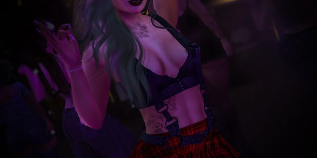 Annika Mohegan im Kelsey-Look von Casadel: schwarzes Bustier mit Hosenträgern und rot karierter Faltenrock, fotografiert im Club Warehouse 21 in Second Life