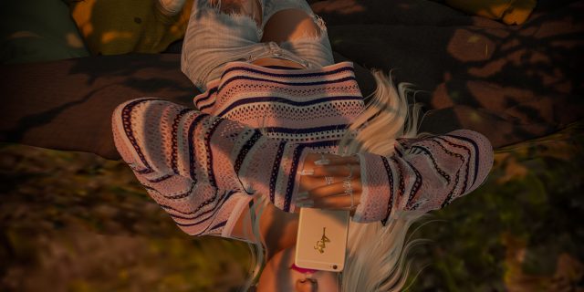 Annika Mohegan im Riot-Look von Tetra: gestreifter Sonya Sweater, zerrissene Jeans und Boots, liegend im Kissenlager, fotografiert im Herbst 2026 auf Luanes World in Second Life