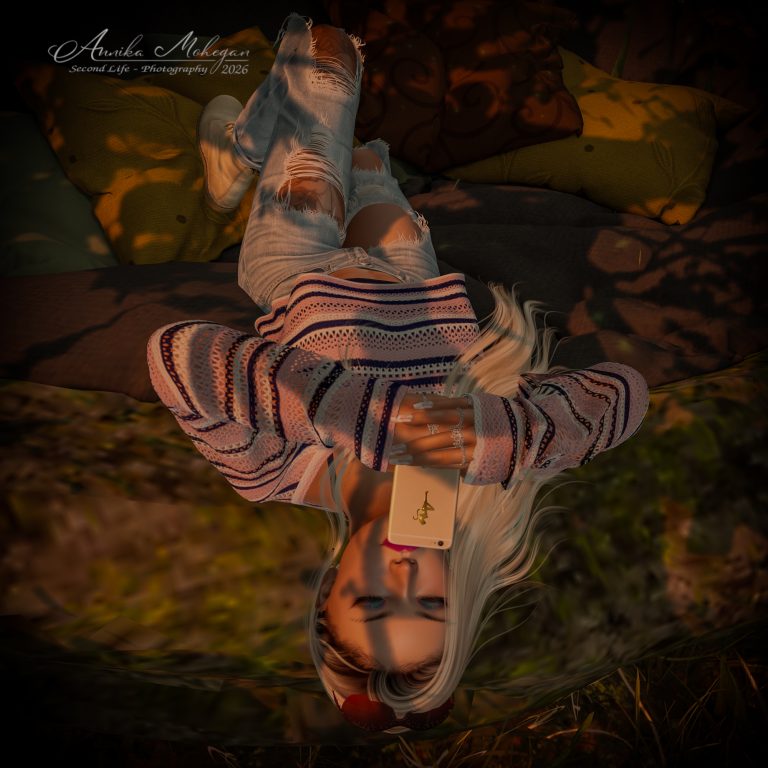 Annika Mohegan im Riot-Look von Tetra: gestreifter Sonya Sweater, zerrissene Jeans und Boots, liegend im Kissenlager, fotografiert im Herbst 2026 auf Luanes World in Second Life