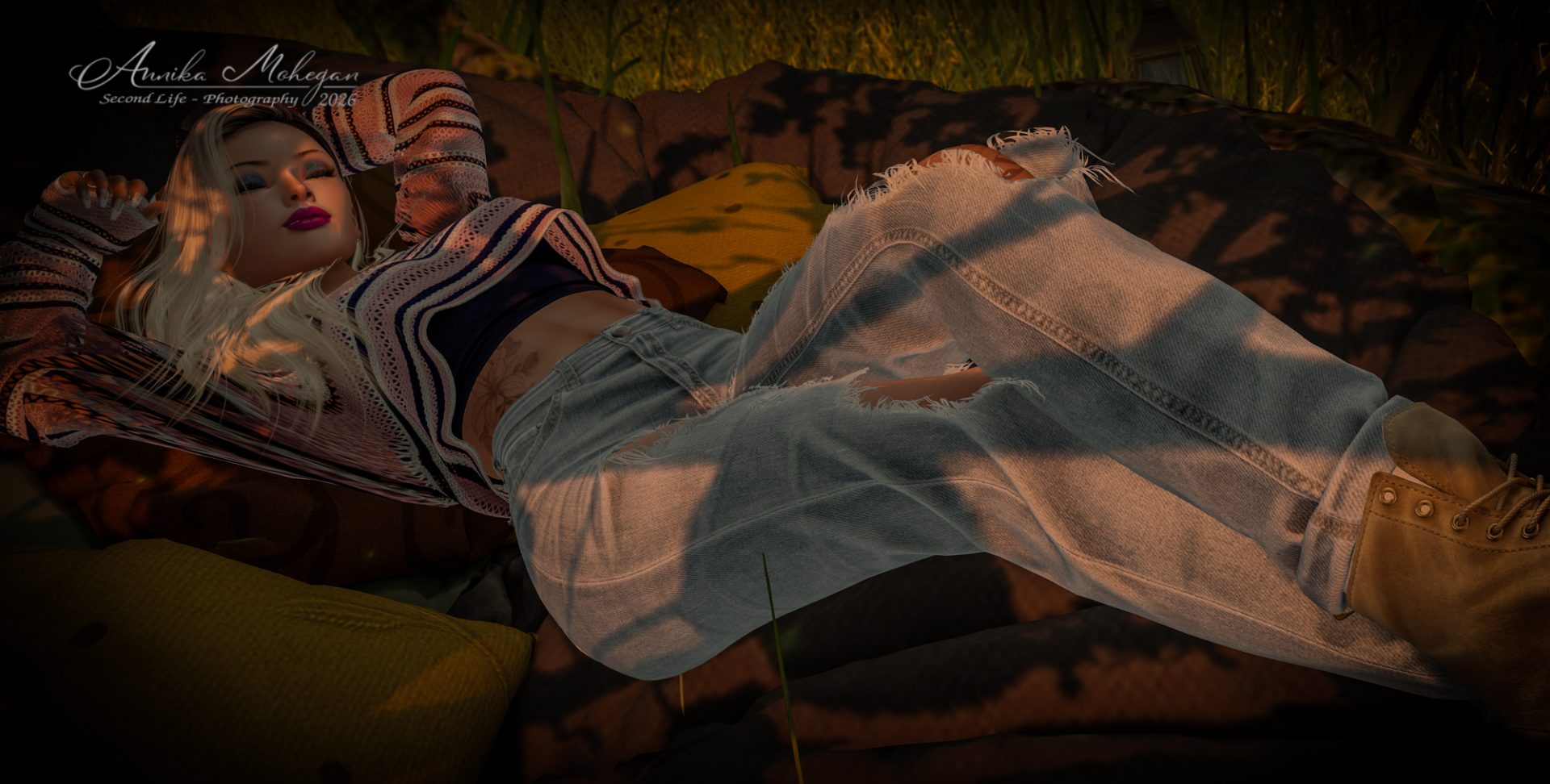 Annika Mohegan im Riot-Look von Tetra: gestreifter Sonya Sweater, zerrissene Jeans und Boots, liegend im Kissenlager, fotografiert im Herbst 2026 auf Luanes World in Second Life