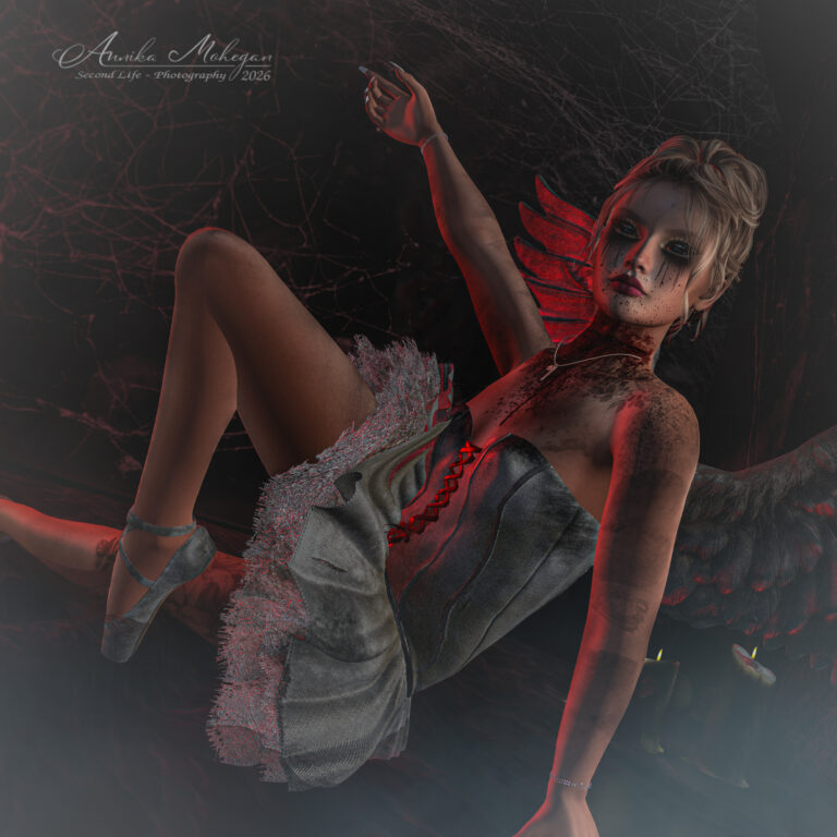Annika Mohegan liegt im Tutu-Kleid The Fallen Ballerina mit Flügeln und Spitzenschuhen zwischen Spinnweben und Kerzen, Second Life