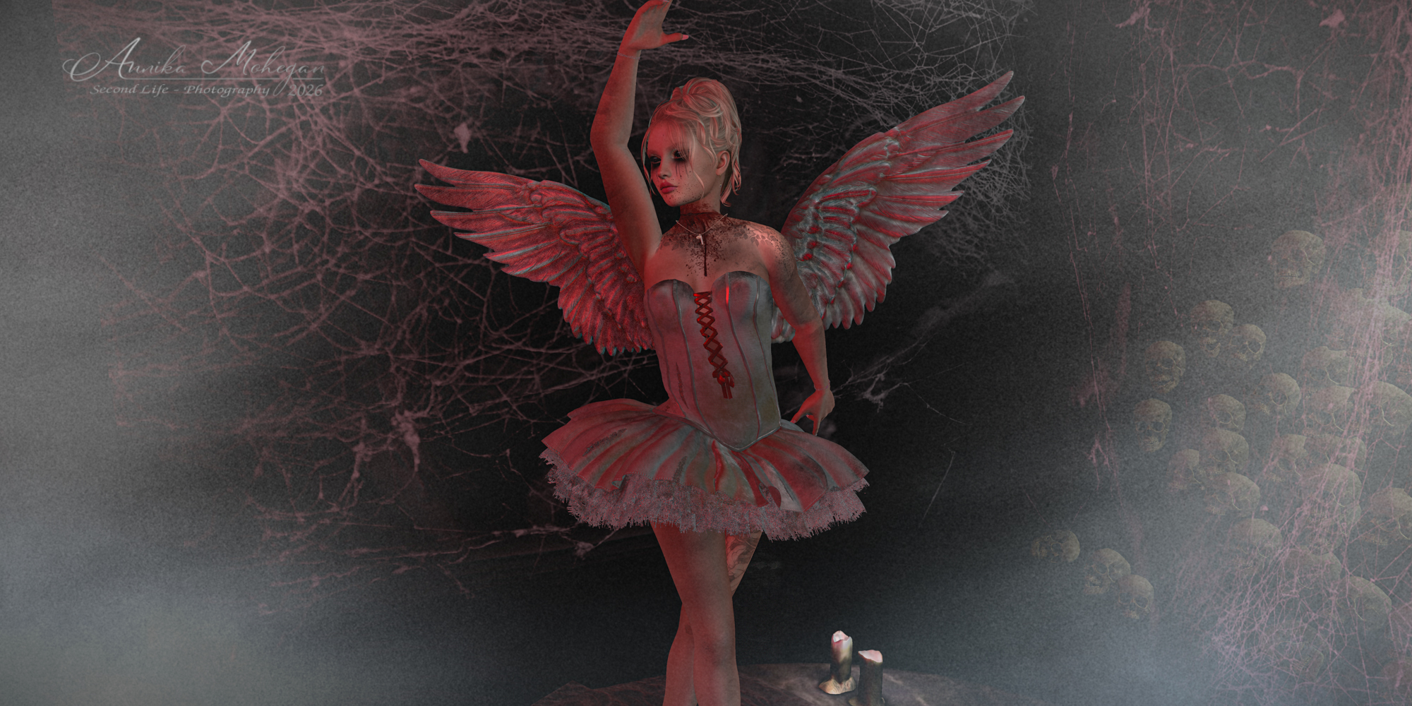 Annika Mohegan als gefallene Ballerina von B! Fashion: zerschlissenes Tutu-Kleid mit roter Schnürung und Flügeln, fotografiert zu Halloween in Second Life
