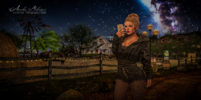 Annika Mohegan im Caprise-Look von adorsy: schwarze Jeansjacke und schwarze Jeansshorts mit Spitzensaum, fotografiert im Herbst unter dem Sternenhimmel auf Southern Roots in Second Life