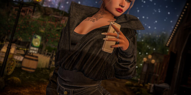 Annika Mohegan in der schwarzen Caprise-Jeansjacke von adorsy mit Handy in der Hand, nachts auf Southern Roots in Second Life