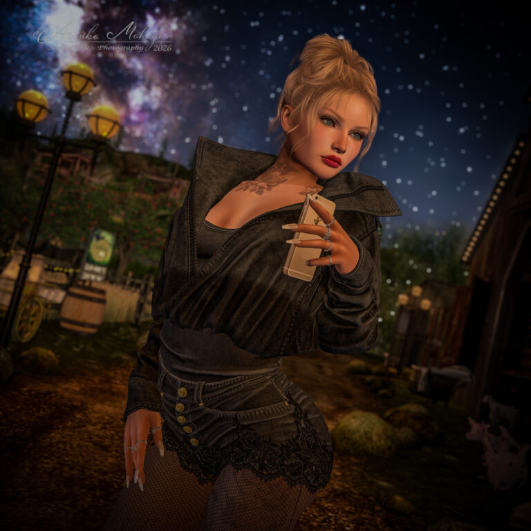 Annika Mohegan in der schwarzen Caprise-Jeansjacke von adorsy mit Handy in der Hand, nachts auf Southern Roots in Second Life